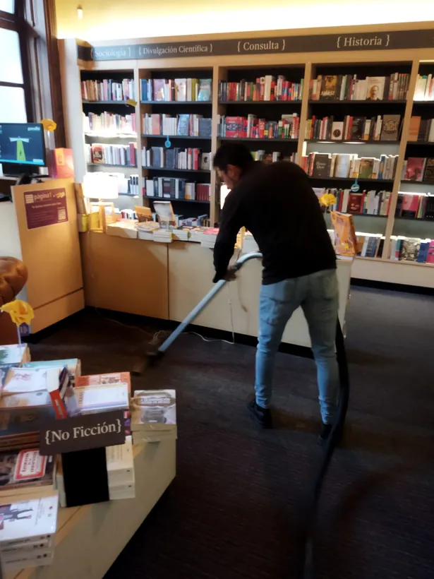 Aspirado y limpieza en biblioteca